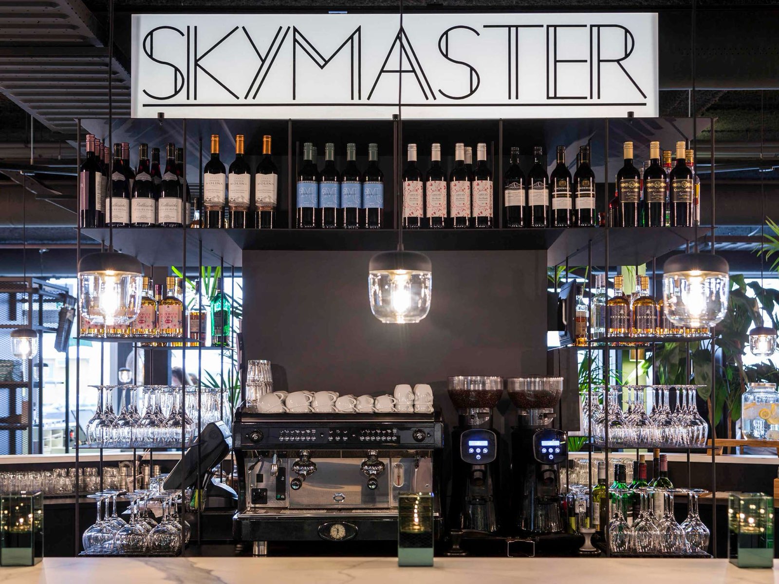 De bar van Skymaster met wijnen en cocktails